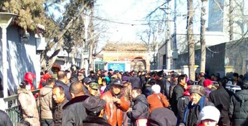 2014年2月19日，一千多名訪民聚集在北京的國家信訪局、中紀委、人大辦公樓“三辦”前請願。（訪民王晶提供）