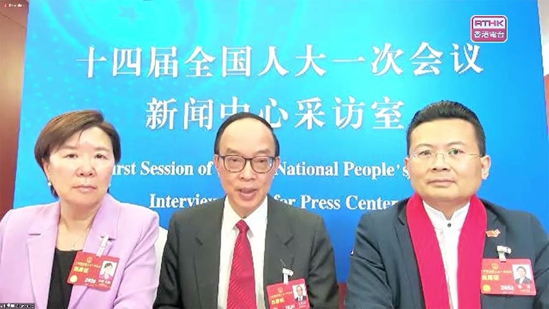 中国全国人大港区代表马逢国(中)。(视频截图/PTHK)