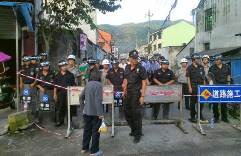 2014年8月28日,浙江平陽縣當局派出近1千人強拆光明堂的十字架,通往的各個路口均設路障阻止任何人靠近。(現場人士攝)