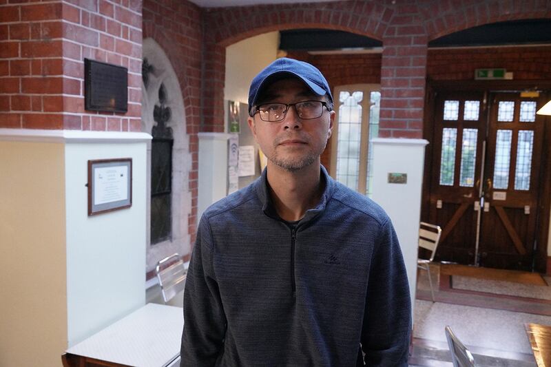 萨顿居民Kolman接受本台访问时表示，即使他对现时各政党候选人的表现都不太满意，但也一定会投票，认为是基本义务。 （记者石头摄）