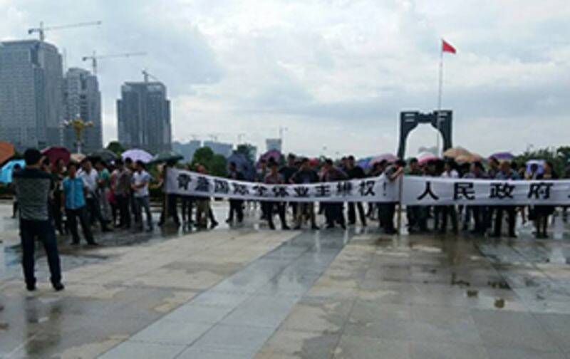 2015年5月11日，江西省上餞市信州區“青藍國際”屋苑，600名業主因不滿開發商挪用業主辦理房產證的金錢等，於是在市政府外拉起橫額抗議。(相片由目擊者提供)