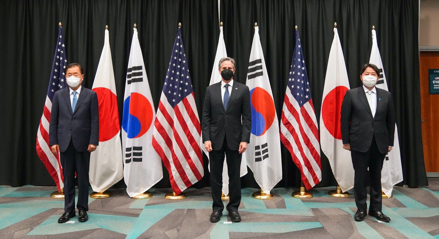 토니 블링컨 미국 국무장관과 정의용 한국 외교장관, 하야시 요시마사 일본 외무성 장관은 지난 10일부터 12일까지 하와이에서 회담을 가졌다.