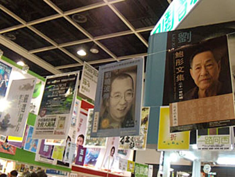 各書商在書展中力推不同書種， 中國有關的政治書更成為主力推銷的書種。(劉雲攝)