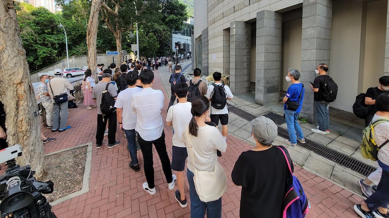 為了悼念英女皇，大批市民在領事館外排隊。（石頭 攝）