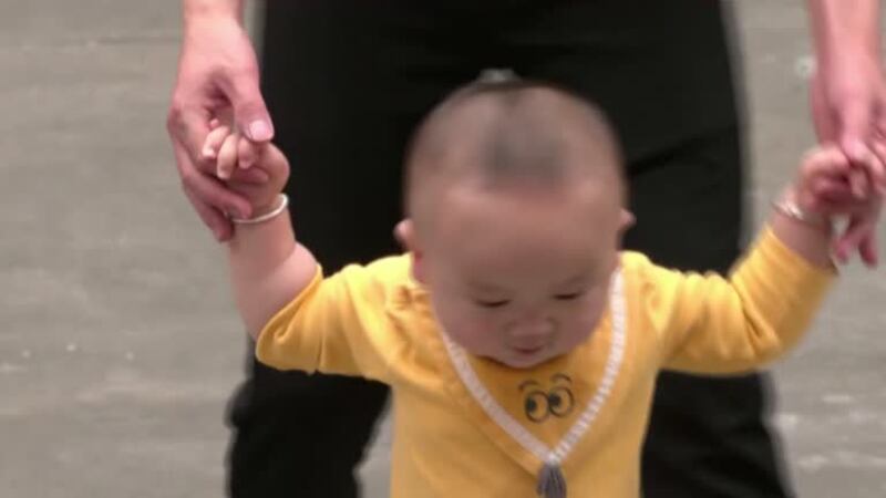 中国各省相继启动地方人口与计划生育条例修改工作，赋予每个家庭更长的产假，催生第三个孩子。（路透社视频资料图）