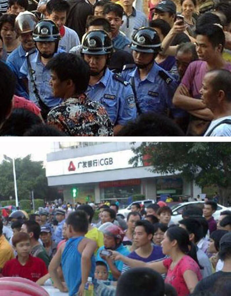 7月30日,警方隨即拘捕該名男子並帶上警車,而在場的數百民眾不滿警方做法於是群起聲討,更阻止交警車離開並把馬路堵死,其後政府增派防暴警到場。(目擊者攝)