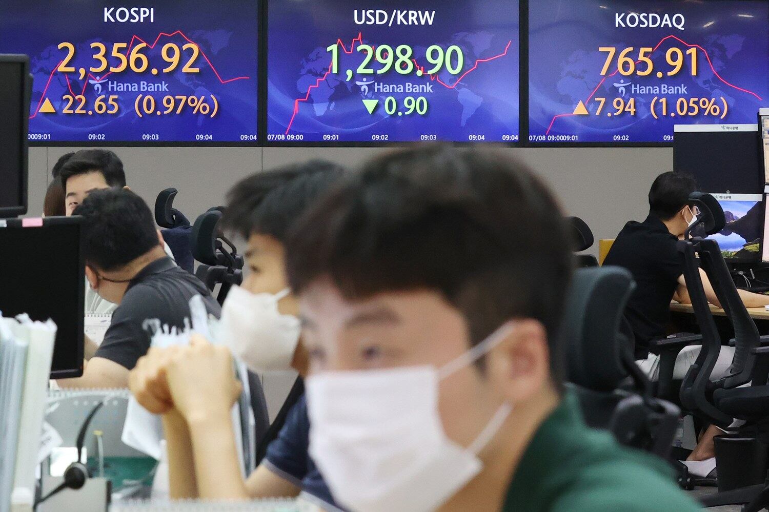 8일 오전 서울 중구 하나은행 본점 딜링룸에서 딜러들이 업무를 보고 있다.
