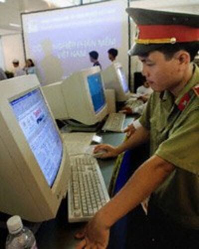 Vietnam-Police-Internet-200.jpg