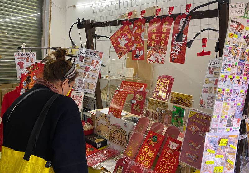 有市民趁新年選購揮春。 (董舒悅 攝)
