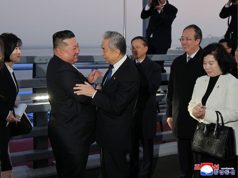 김정은 북한 국무위원장(왼쪽에서 두 번째)이 24일 중국 단둥 방문을 마친 뒤 양국을 연결하는 신압록강대교에서 왕이 중국 외교부장과 작별 인사를 나누고 있다.