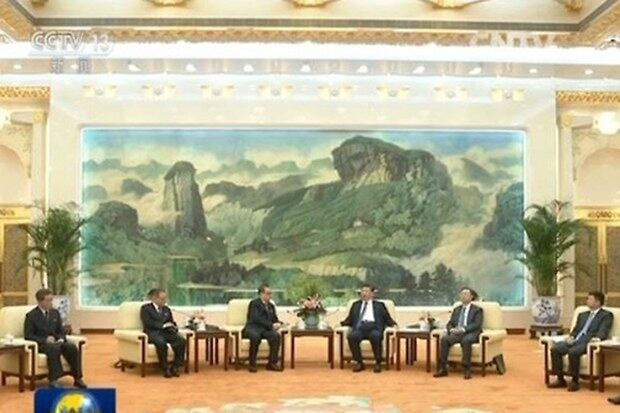 시진핑 중국 국가주석이 1일 리수용 북한 노동당 중앙위원회 부위원장을 만나 "유관 당사국들이 냉정과 자제를 유지하고 대화와 소통을 강화함으로써 지역의 평화·안정을 수호하기를 희망한다"고 말했다.