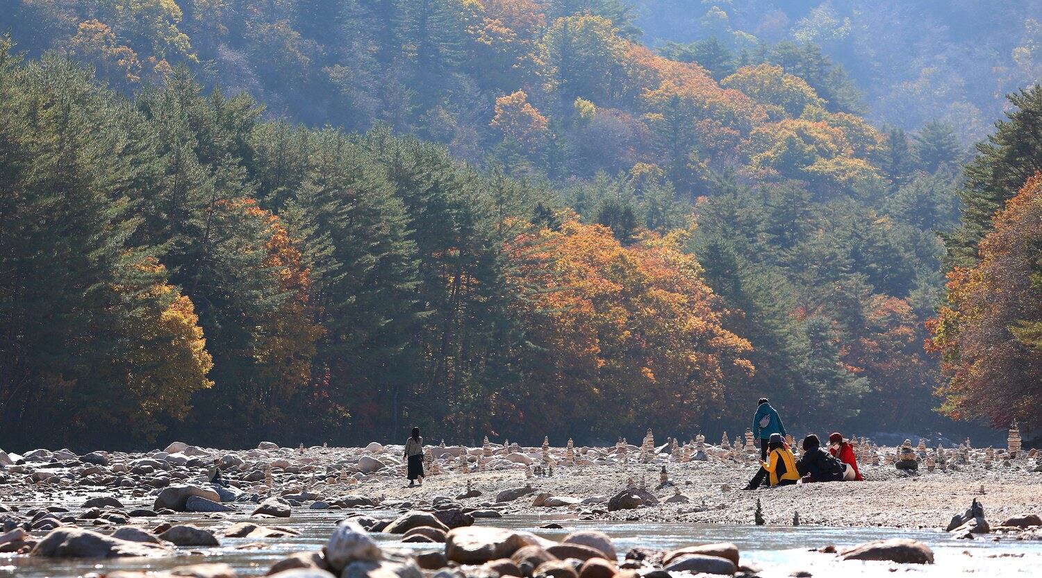 28일 강원 인제군 백담사를 찾은 행락객들이 오색 단풍으로 곱게 물든 산책로에서 가을 정취를 만끽하고 있다.