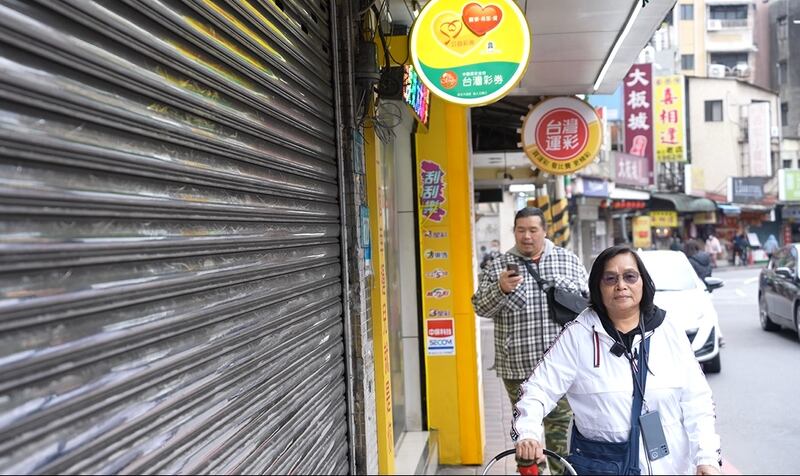 雲姐不時拖著「戰車」在台灣不同的市場穿梭,尋找食材製港式食物。(程皓楠攝)