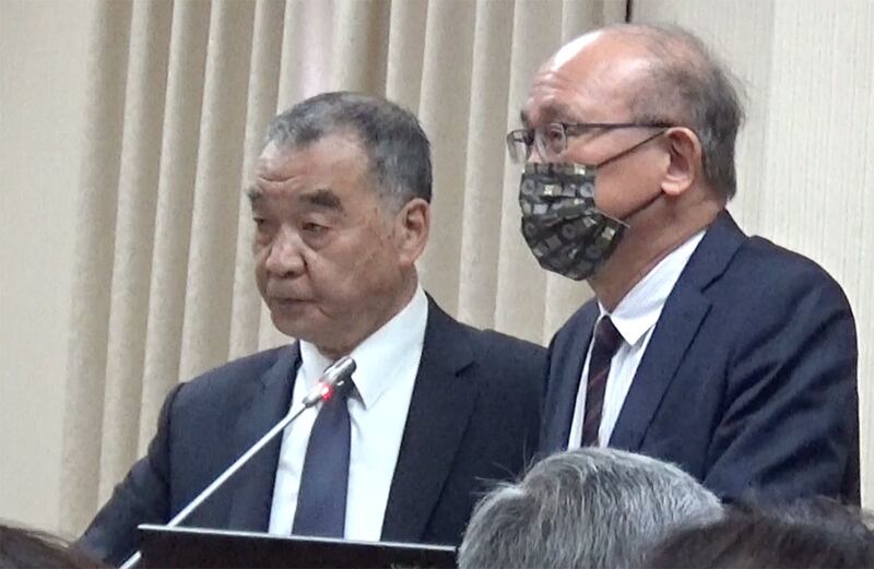 台湾国防部长邱国正(左)、教育部次长林腾蛟6日在立法院针对全民动员法修法内容备询。(记者夏小华摄)
