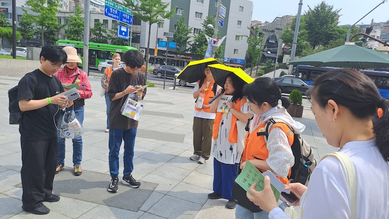 시민들이 북한인권시민연합 관계자를 통해 전시납북 당시의 상황을 듣고 있다.