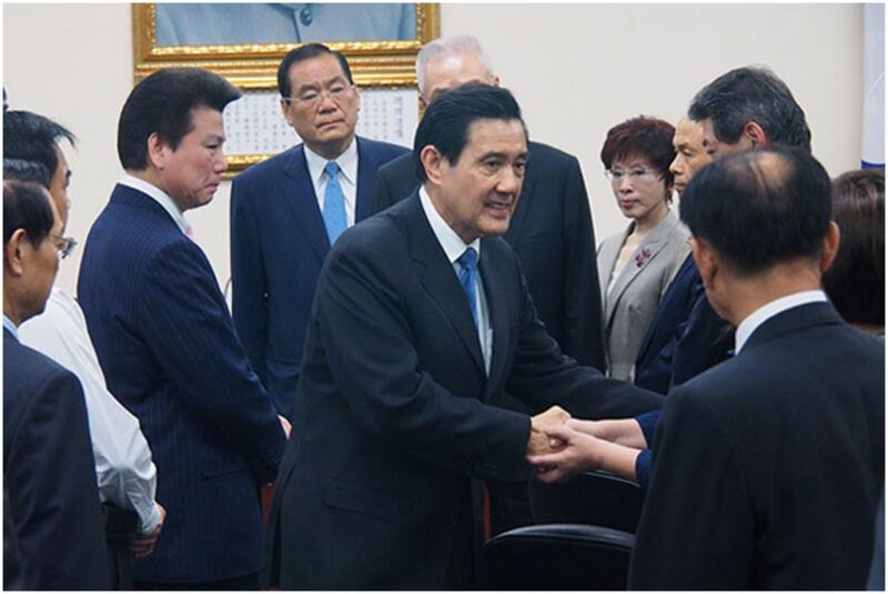2014年12月3日，馬英九離開國民黨中央黨部前跟所有中常委握手道別。（粵語組鍾廣政攝）