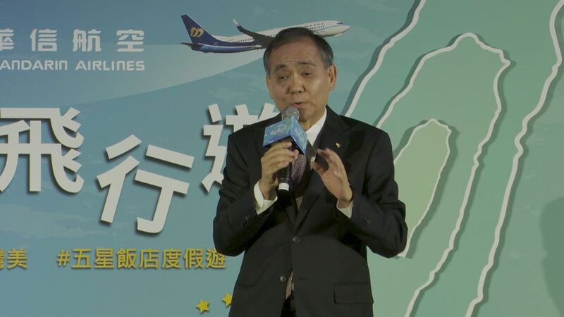 台湾华信航空副总张酉光宣传“飞行环台”独创活动。（记者李宗翰摄）