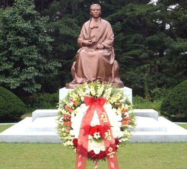 조선중앙통신은 김일성의 생모 강반석 사망 82주기를 맞아 김정은 위원장이 31일 칠골혁명사적지의 동상과 만경대 묘지에 추모객이 방문했다고 보도했다.