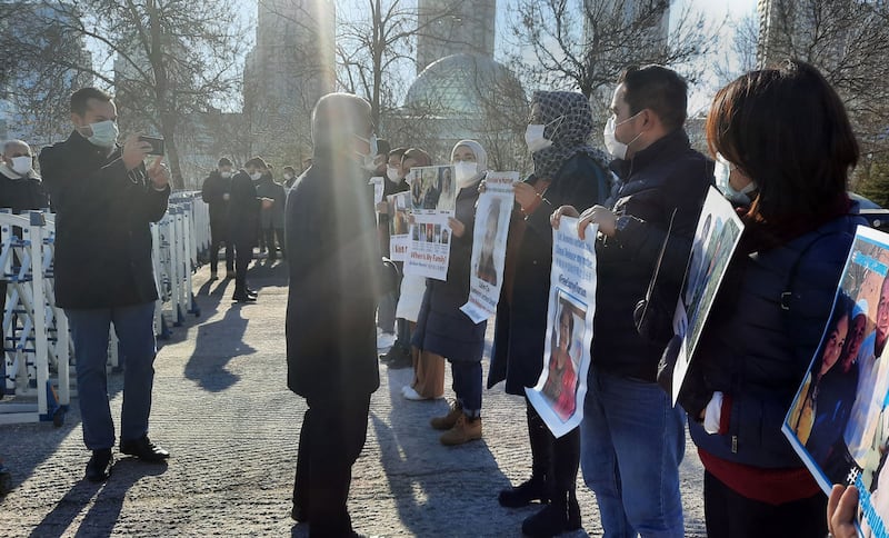 تۈركىيە خەلقلەرنىڭ دېموكراتىك پارتىيەسى (HDP) كوجائەلى مىللەت ۋەكىلى ئۆمەر فارۇك ئەپەندىم لاگېر تۇتقۇنلىرى يېقىنلىرى تەرىپىدىن تەشكىللەنگەن خىتاينىڭ تۈركىيەدىكى ئەلچىخانىسى ئالدىدىكى نامايىش پائالىيىتىدە. 2022-يىلى يانۋار، تۈركىيە.
