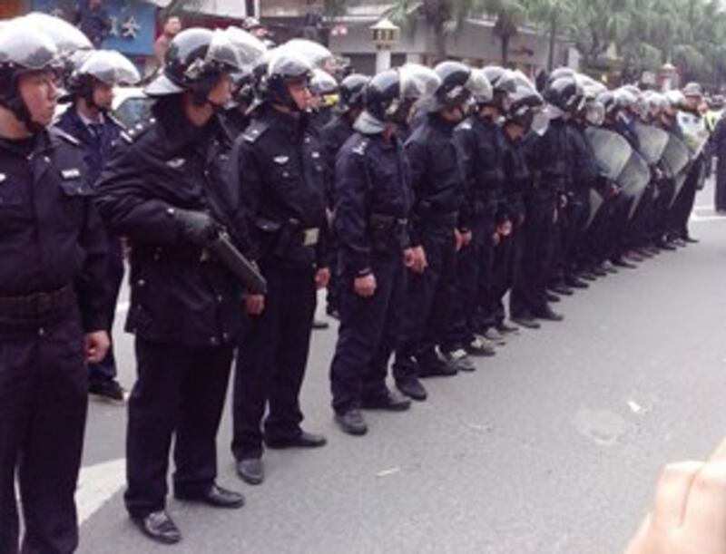 图片:防暴警察、联防队、特警等到场。(中国茉莉花革命网)