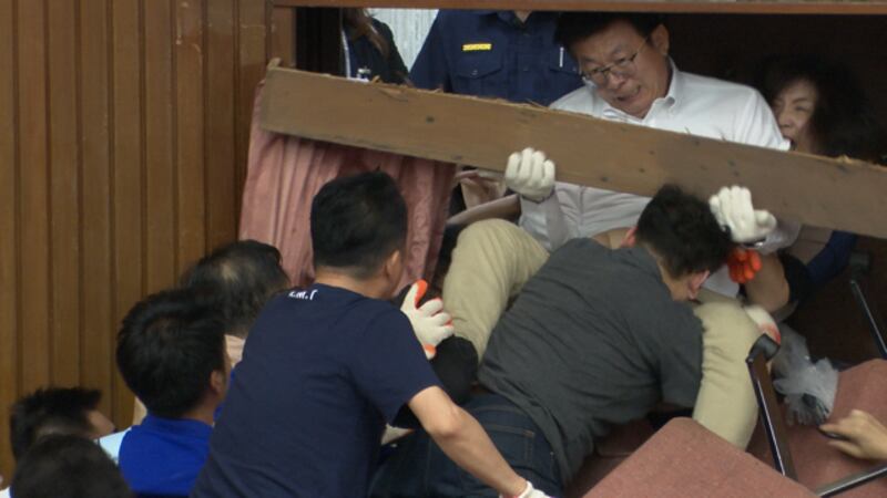 民进党立委郭国文攻破国民党立委防堵的入口，还把门板扯下。（记者李宗翰摄）