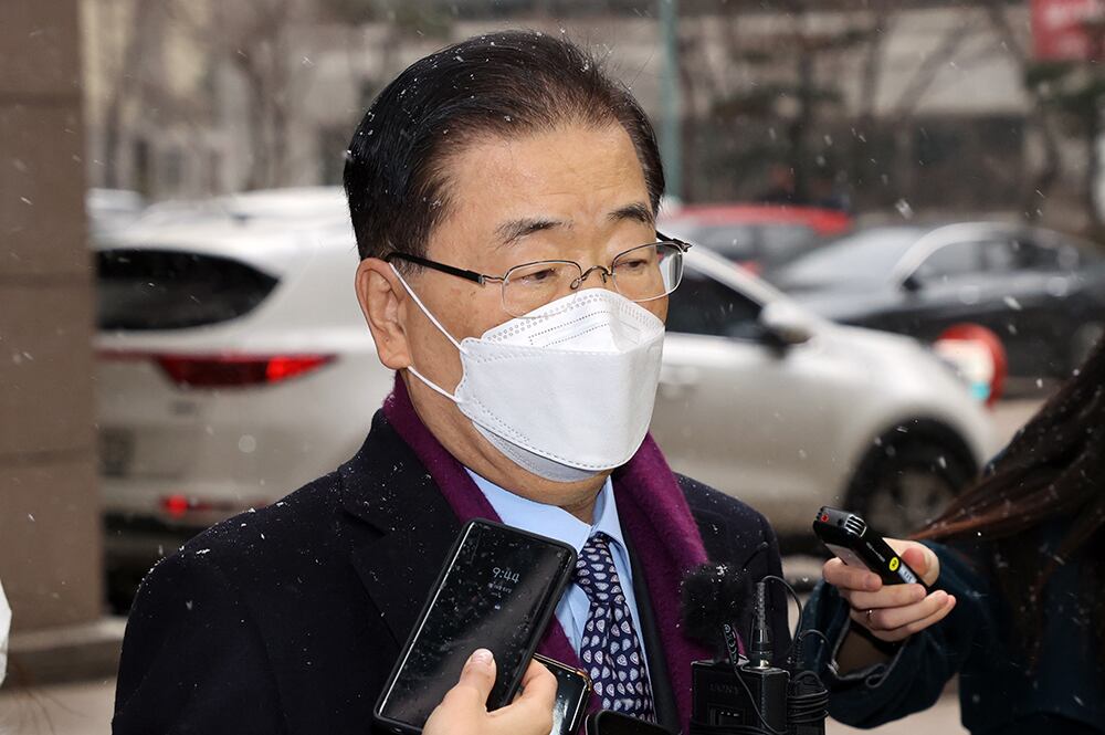 정의용 외교부 장관 후보자가 28일 서울 종로구 외교부 청사 인근 사무실로 출근하며 발언하고 있다.