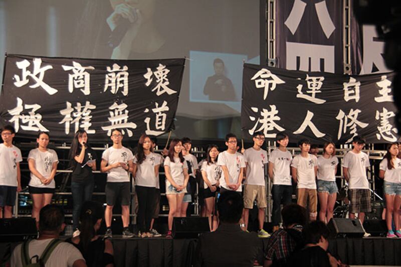 2015年6月4日晚上，燭光晚會舉行期間，中大、樹仁、城大、理大四所大學學生會代表講話。 (粵語組記者文宇晴攝)