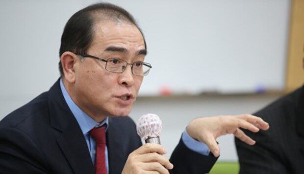 9일 오전 지난해 11월 돌연 행적을 감춘 조성길 이탈리아 주재 북한 대사 대리의 가족의 한국행을 지지하는 시민연대 결성 기자회견에서 태영호 전 영국주재 북한 공사가 취재진 질문에 답하고 있다.