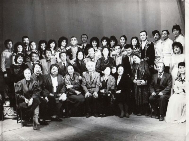 ئازاد بۇرھانوف ئالماتادا ئۇيغۇر تىياتىرى ئەزالىرى بىلەن بىللە (1980-يىللىرى)