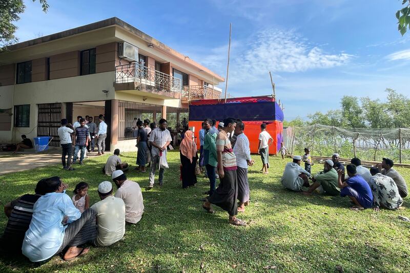 ၂၀၂၃ ခုနှစ် အောက်တိုဘာလ ၃၁ ရက်နေ့က ဘင်္ဂလားဒေရှ့်နိုင်ငံ၊ တက္ကနပ်မြို့တွင် ရိုဟင်ဂျာများ နေရပ်ပြန်ရေး ဆွေးနွေးရန် ရောက်ရှိလာသည့် မြန်မာစစ်ကောင်စီ ကိုယ်စားလှယ်များနှင့်တွေ့ဆုံရန် စောင့်ဆိုင်းနေကြသော ရိုဟင်ဂျာများ။ (Photo: AFP)