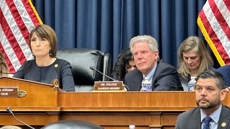 眾院能源與商務委員會主席、共和黨籍的羅傑斯（左）與民主黨首席議員帕龍（右）。