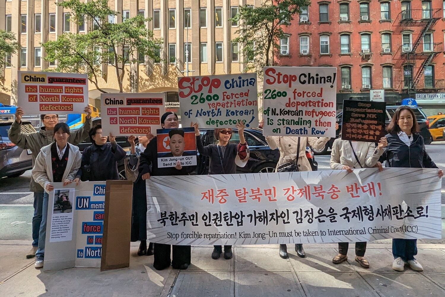27일, ‘뉴코리아여성연합’의 이소연 대표(맨 오른쪽) 등이 주유엔 북한 대표부 앞에서 중국내 탈북민 강제북송을 반대한다는 시위에 참여했다.