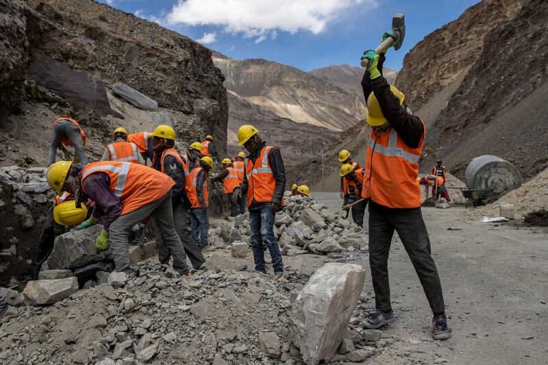印度一个组织的工人在修建道路。（路透社）
