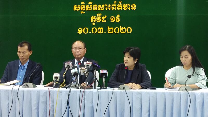 (កណ្ដាលឆ្វេង) លោកវេជ្ជបណ្ឌិត ម៉ម ប៊ុនហេង រដ្ឋមន្ត្រីក្រសួងសុខាភិបាល និង (កណ្ដាលស្ដាំ) អ្នកស្រីវេជ្ជបណ្ឌិត ឱ វណ្ណឌីន អ្នកនាំពាក្យក្រសួងសុខាភិបាល ក្នុងសន្និសីទសារព័ត៌មានអំពីជំងឺកូវីដ១៩ នៅថ្ងៃទី១០ ខែមីនា ឆ្នាំ២០២០។