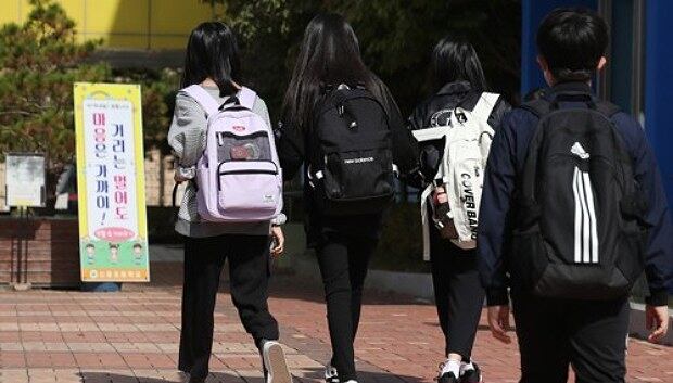 광주 북구 신용초등학교에서 학생들이 정오가 되기 전 등교하고 있다. 