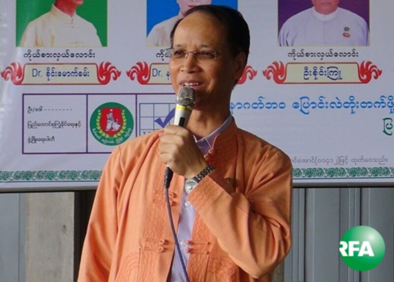 ပြည်သူ့လွှတ်တော်ကိုယ်စားလှယ် ဒေါက်တာ စိုင်းမောက်ခမ်း ကို တွေ့ရစဉ်