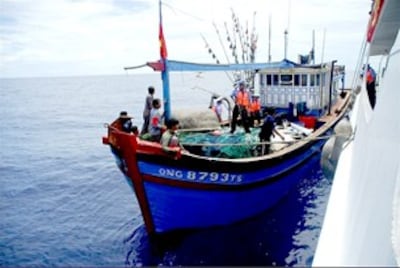 Công an biên phòng Trung Quốc bắt tàu đánh cá Việt Nam hồi năm 2009. Photo courtesy of Lyson Forum.