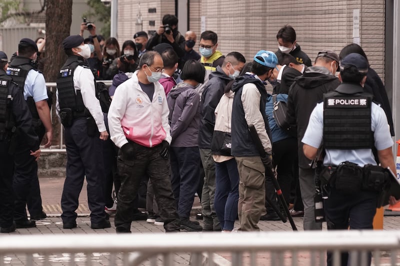 警方初步估計是有物體從法院外射入，現場暫無找到相關物體或BB彈。（石頭 攝）