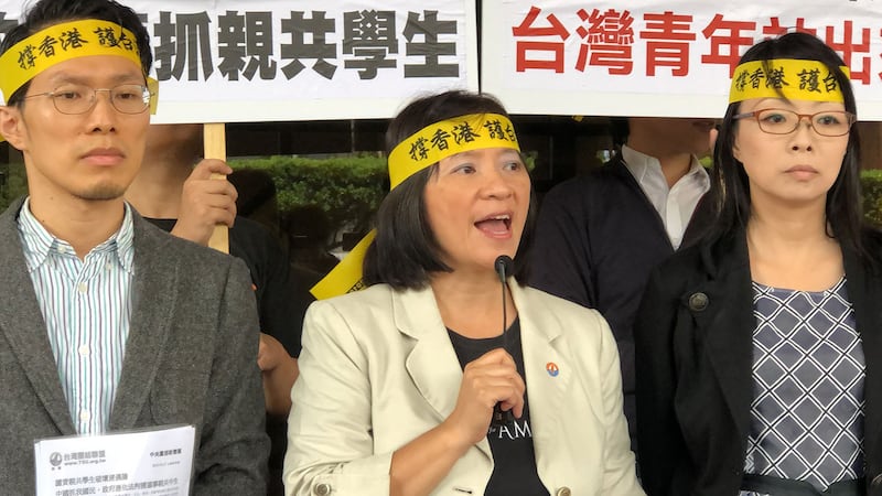 台湾团结联盟组织部主任周倪安（中）、社运部主任欧阳瑞莲（右）。（记者夏小华摄）