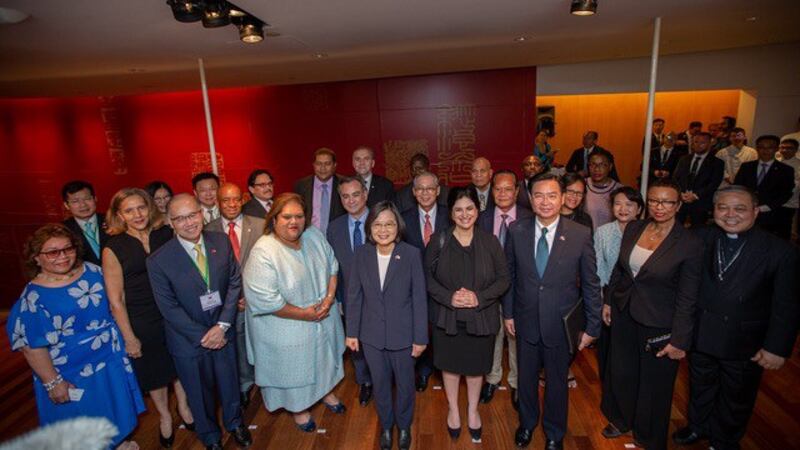 蔡英文在纽约出席友邦驻联合国常任代表酒会。(台湾的总统府提供)