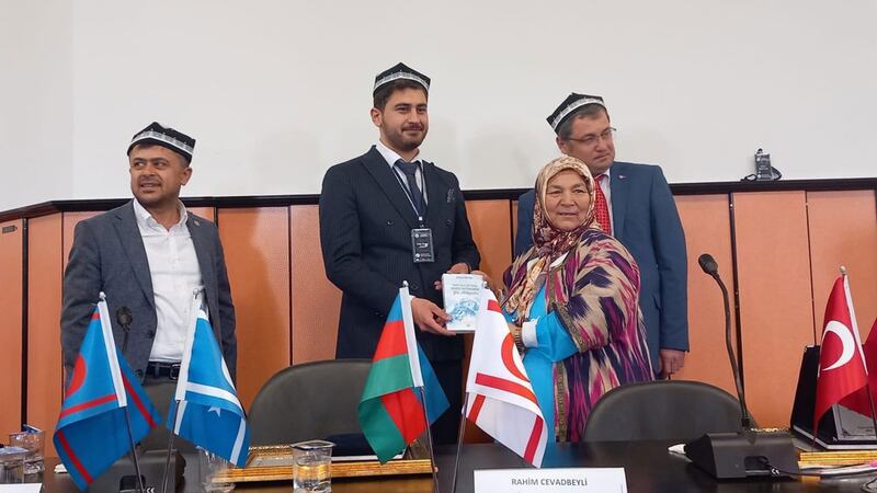 20-ماي كۈنى تۈركىيەنىڭ گازىئانتەپ شەھىرىدە ئۆتكۈزۈلگەن «ئەركىنلىككە بىر قەدەم» ناملىق يىغىننىڭ كۆرۈنۈشى. 2024-يىلى 20-ماي، گازىئانتەپ