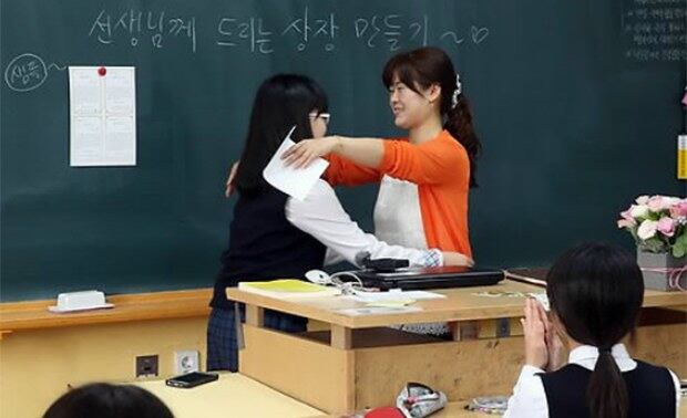 울산시 남구 신일중학교에서 스승의 날을 맞아 '선생님께 드리는 상장' 수여 행사를 하는 모습.
