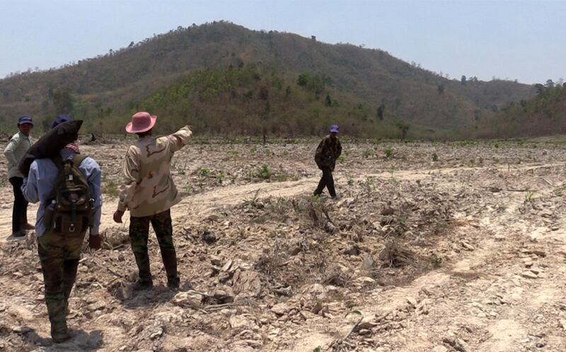 គណៈកម្មការ​សហគមន៍​ព្រៃ​ឈើ​សាមគ្គី​ភ្នំ​ជាំម្លូ នៅ​ស្រុក​ឈូក ខេត្ត​កំពត ចុះ​ពិនិត្យ​ព្រៃ​សហគមន៍​របស់​ខ្លួន​ក្រោយ​ទទួល​ដំណឹង​ថា​មាន​ការ​ឈូស​ឆាយ​ដី​ព្រៃ​បន្ថែម​ទៀត កាល​ពី​ថ្ងៃ​ទី​២៤ ខែ​មីនា ឆ្នាំ​២០១៦។ 