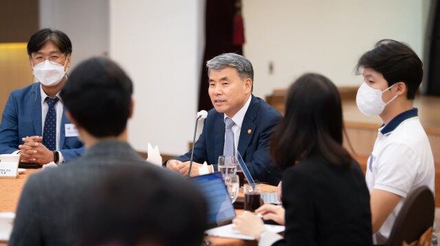 이종섭 한국 국방부 장관이 11일 서울 용산 국방컨벤션에서 진행된 출입기자 간담회에서 발언하고 있다.
