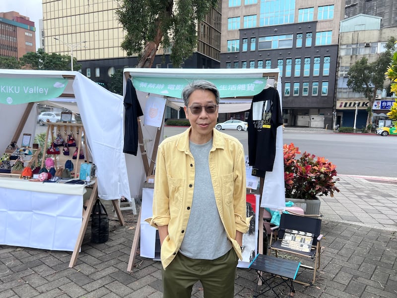 崔允信來台後也參與不少公開活動,去年11月便在「好友港節」市集擺攤,與港人相談甚歡。(淳音攝)
