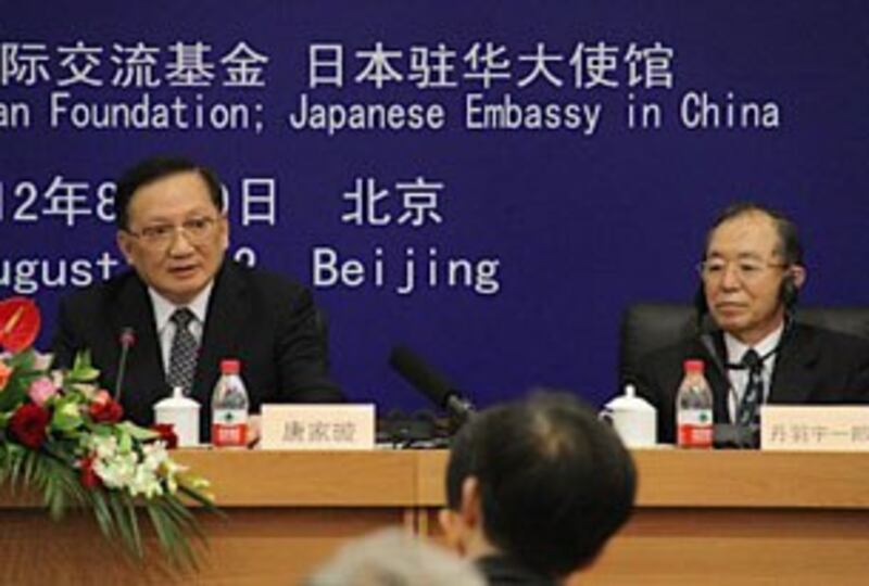 图片:日本驻华大使丹羽宇一郎29号出席了在北京中国社科院举行的日中邦交正常化40周年纪念研讨会,丹羽在致辞中表示说: “长期和平友好合作是日中两国唯一选择。双方应该通过密切对话避免个别问题影响日中关系大局。”他强调,在尖阁诸岛等问题危及日中关系的关键时刻,不应再横生枝节。(南洲提供)