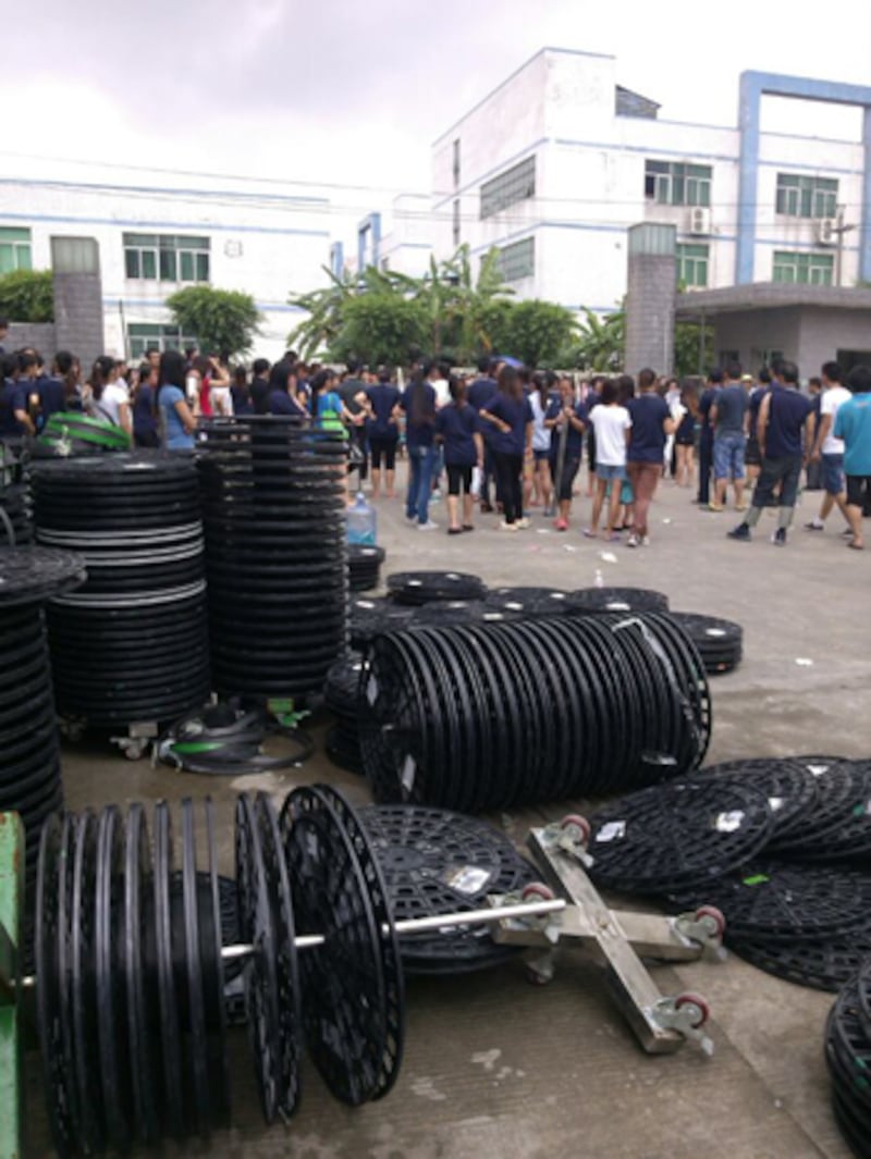 8月19日,深圳寶安區強竣科技公司數百員工堵住門口,阻止任何人前來搬走器材。(工人攝)