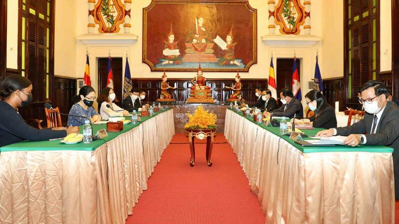 UN_meet_government_official_01.jpg