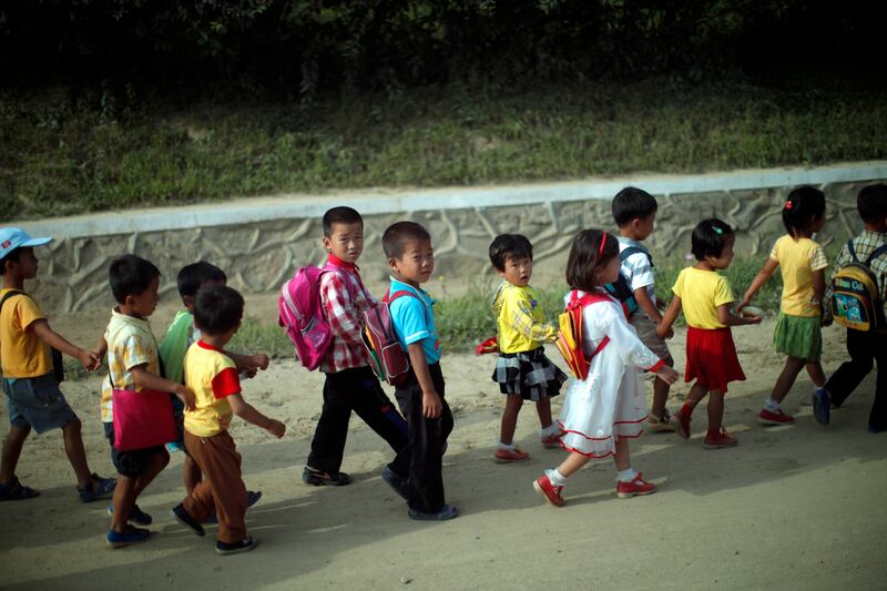 2011년 9월, 라선시 인근 농촌 지역에서 이동하고 있는 어린이들의 모습.