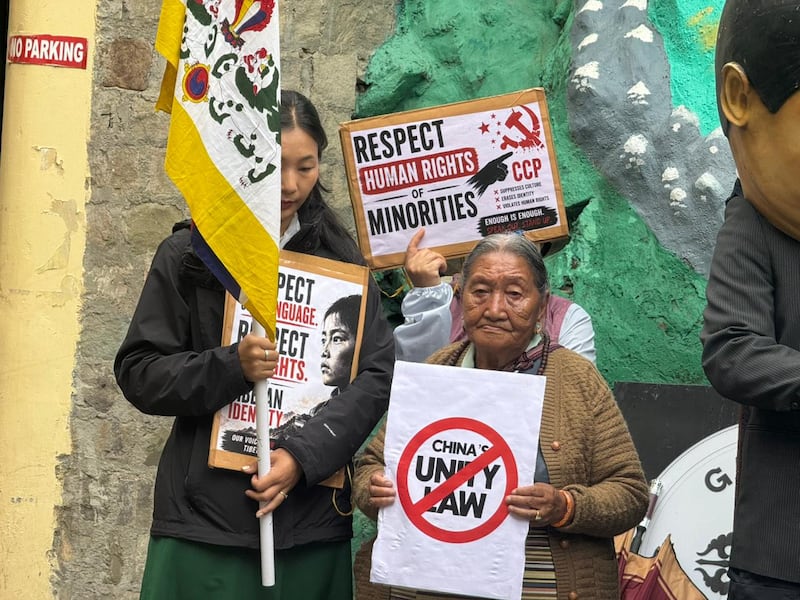 བོད་མི་རྣམས་ཀྱིས་མི་རིགས་མཐུན་སྒྲིལ་ཡར་ཐོན་སྐུལ་སྤེལ་གྱི་ཁྲིམས་ཡིག་ལ་ངོ་རྒོལ་གནང་པ།
